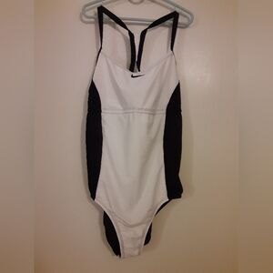 Women's Nike one piece bathing suit NWT MEDIUM